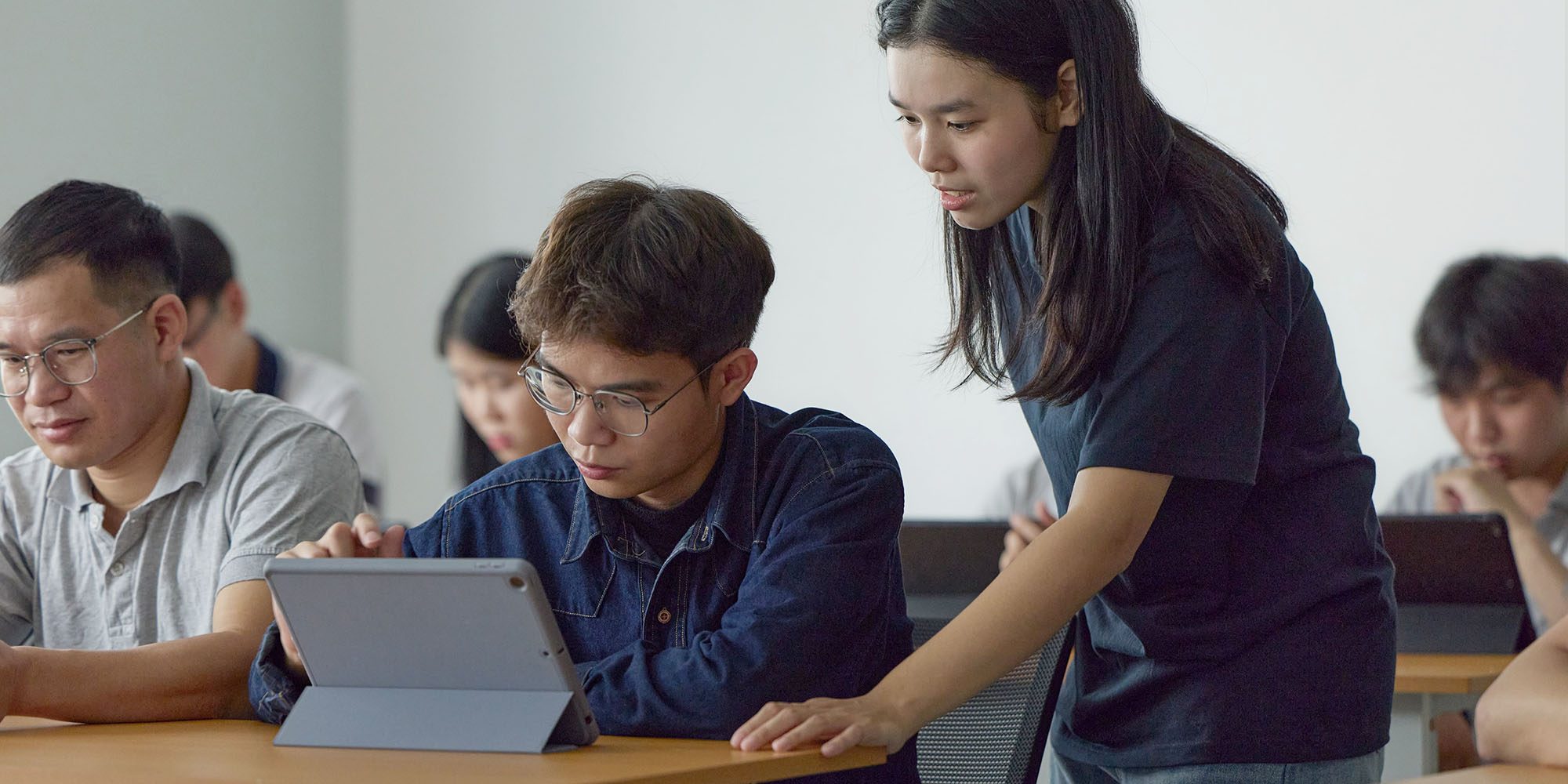 Apple expands educational program for its supply-chain workers in Vietnam | Photo shows one of the classroom sessions
